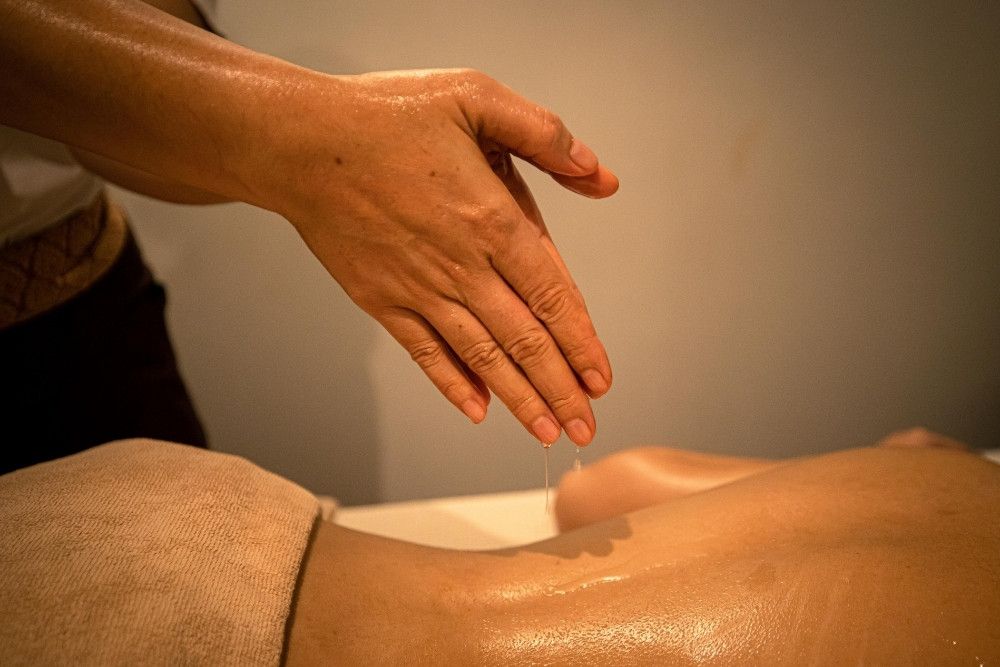 Rituale corpo nutriente con olio di cocco e tiarè applicato con massaggio per pelle idratata, elastica e luminosa